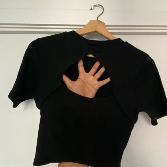 Ribbed solid croped tshirt with a cutout back - Picture 3 of 4